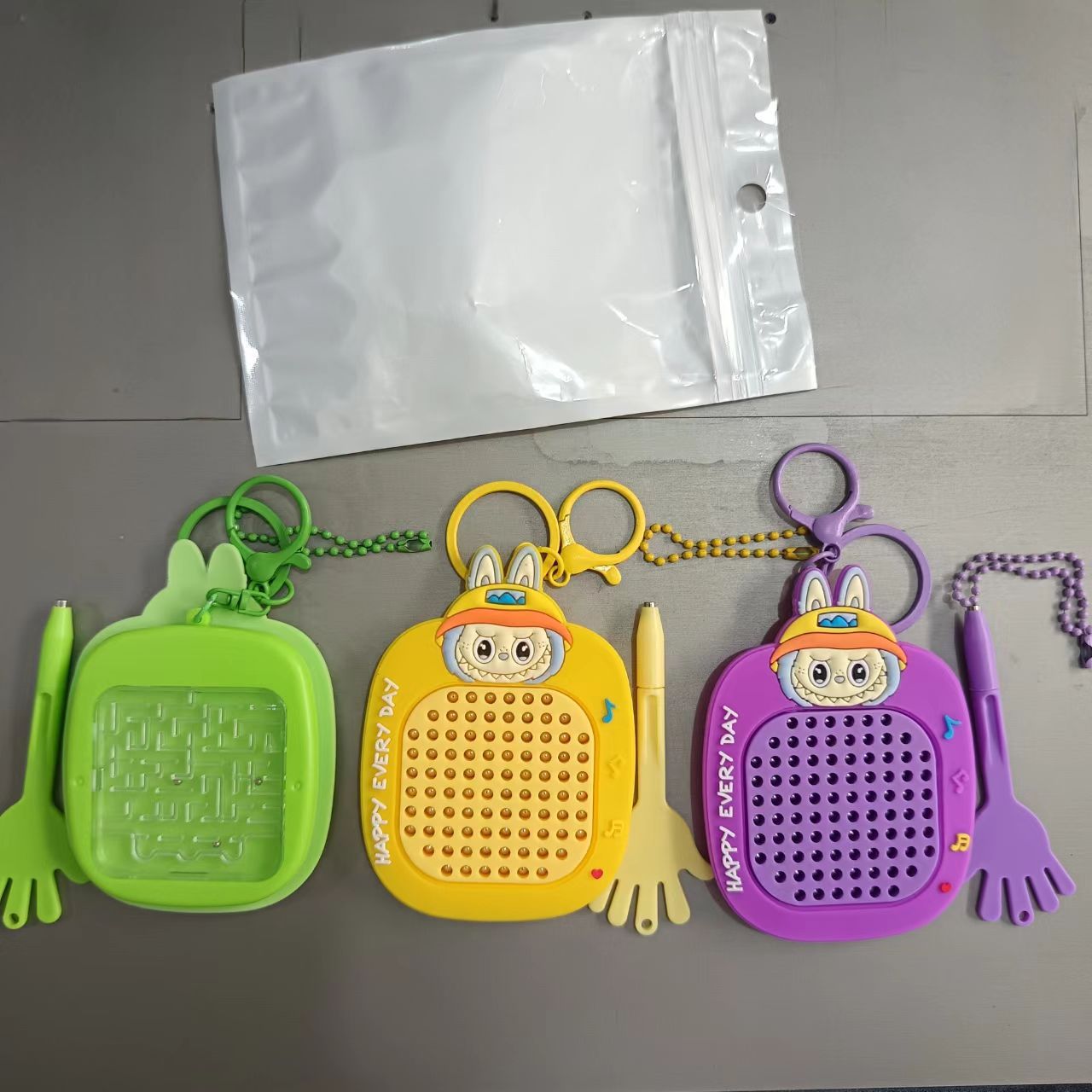 dibujos animados creativos bola de acero de atracción tablero de dibujo bolsas de llaves pequeño colgante descompresión tablero de dibujo magnético juguetes laberinto al por mayor