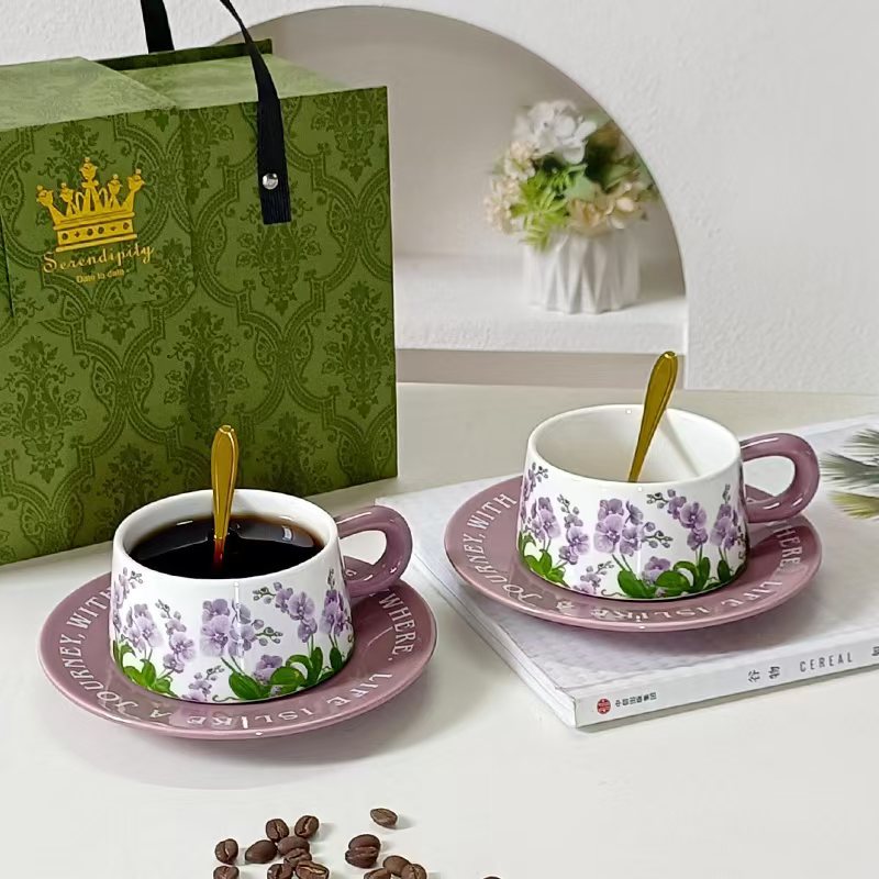 Taza de café francesa de nicho, mariposa de alta calidad, lujo ligero, retro, alta sensación, taza de menú de la tarde de cerámica inglesa.