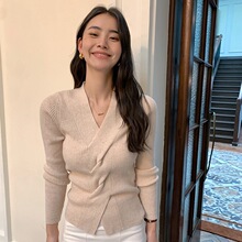 法式V领扭结长袖山羊绒衫女针织毛衣秋冬新款修身版打底毛衣简约