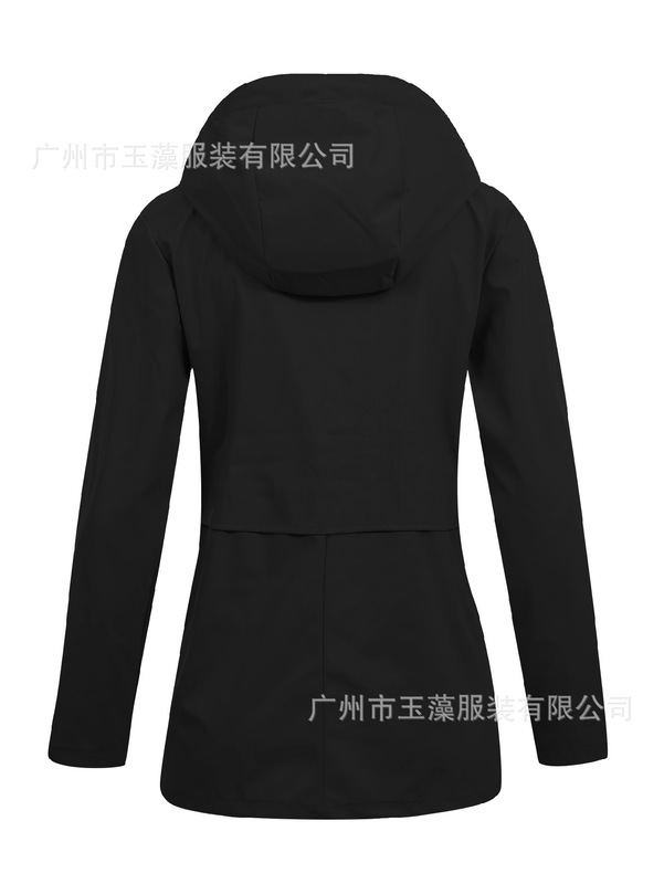 女性の中の長いゆったりしたコートの突撃服のトレンチコート|undefined