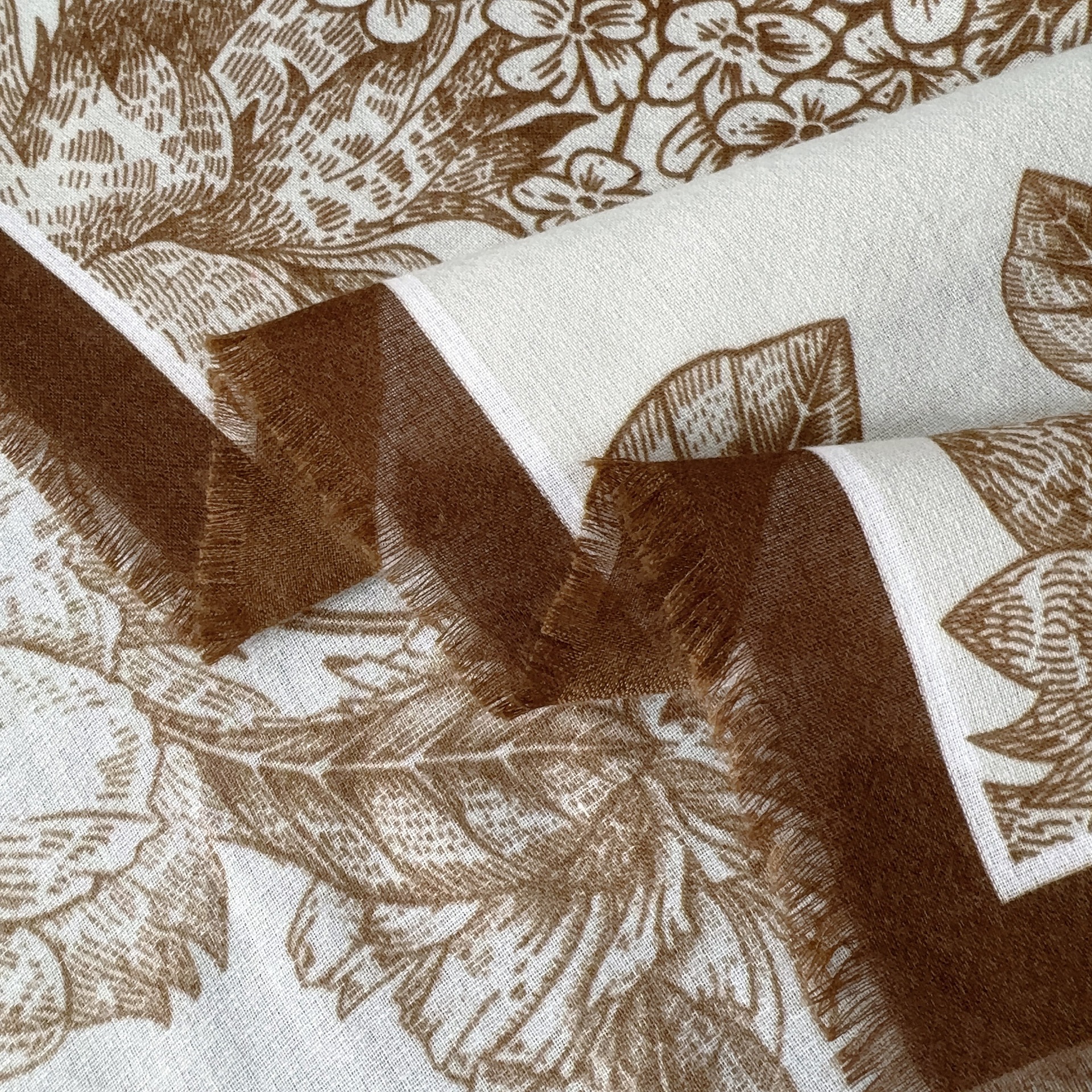 Nueva bufanda cuadrada grande suelta de cuatro lados en Blanco y Negro Estilo de Chanel Camellia chal cálido bufanda impresa exterior para mujeres