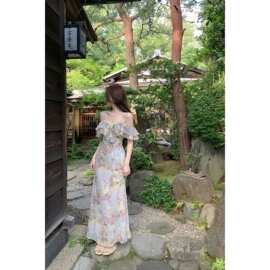 一字肩蓝色碎花连衣裙2026年夏季款气质风吊带裙性感妩媚女人味