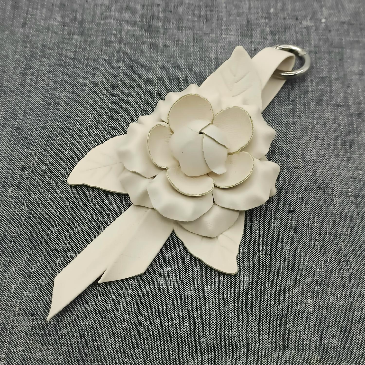 KC250303-8.5x17.5五瓣皮花钥匙扣-IMG20