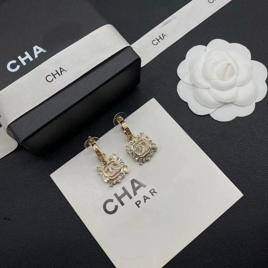 Белые квадратные серьги, стиль Chanel, 23 года, стиль лёгкой роскоши