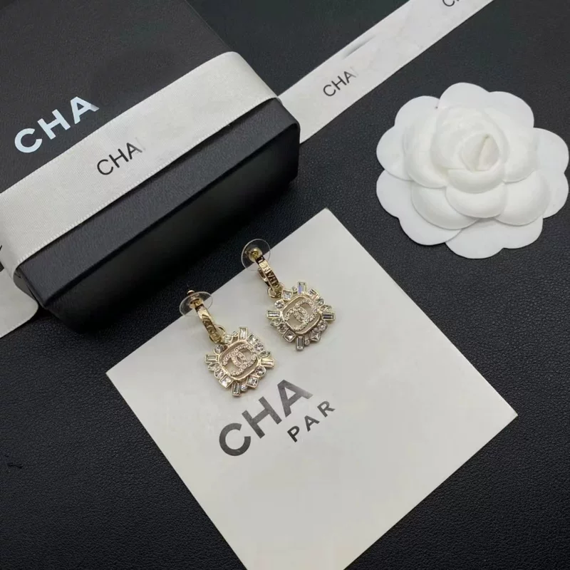 Белые квадратные серьги, стиль Chanel, 23 года, стиль лёгкой роскоши
