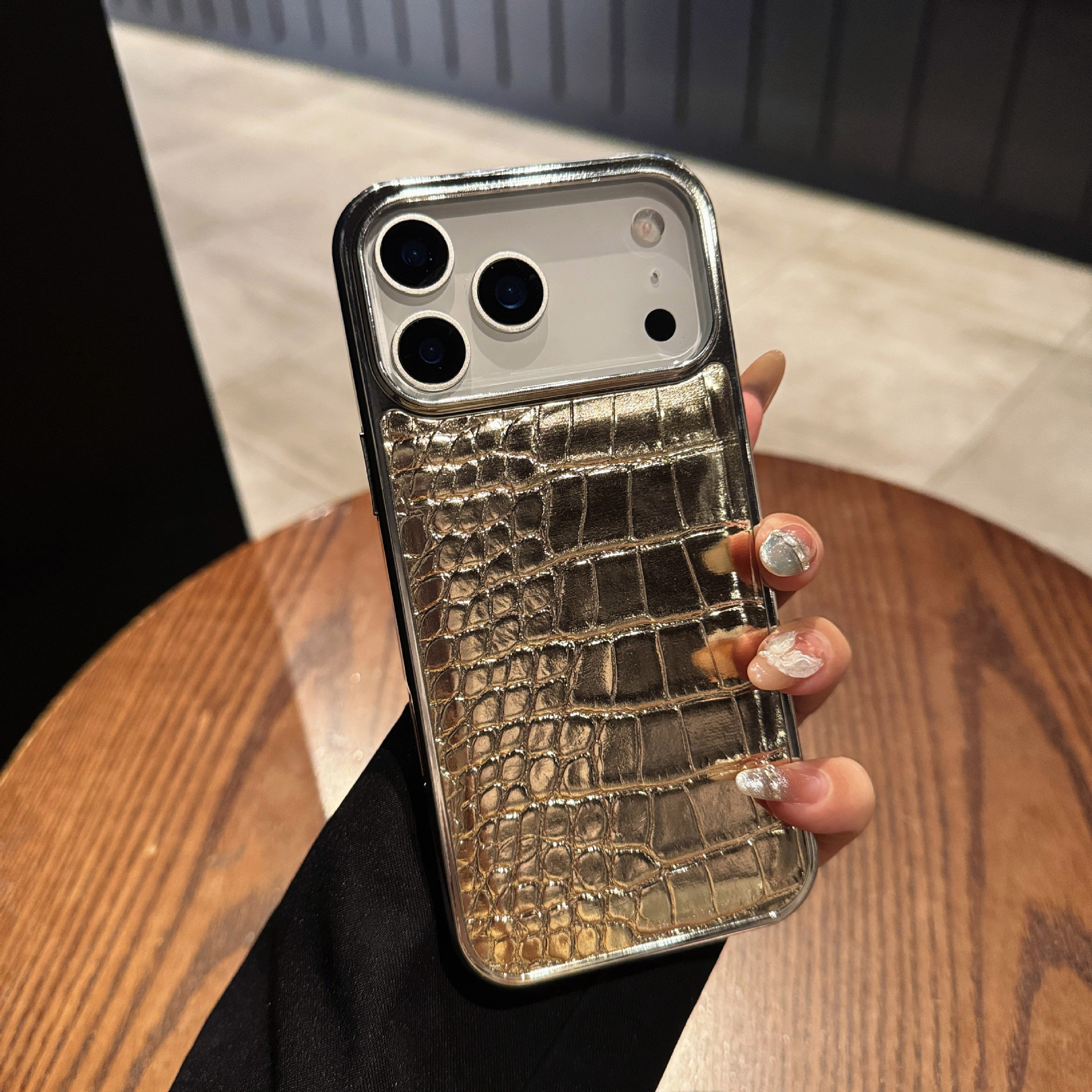 Galvanisierte Hülle, passend für Apple iPhone 17 und iPhone 16 Pro Max, Krokodilmuster, hochwertige Haptik, rahmenloser Schutz gegen Stürze_voghion.com