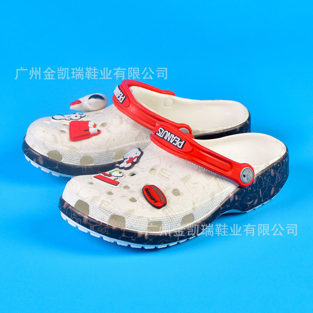 Zapatos con agujeros para niños de marca compartida de Snoopy de segunda generación, zapatos de playa geniales, zapatillas de Baotou personalizadas casuales antideslizantes y transpirables