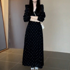 2025新款法式黑色v领波点长袖连衣裙子早秋季小个子气质收腰长裙