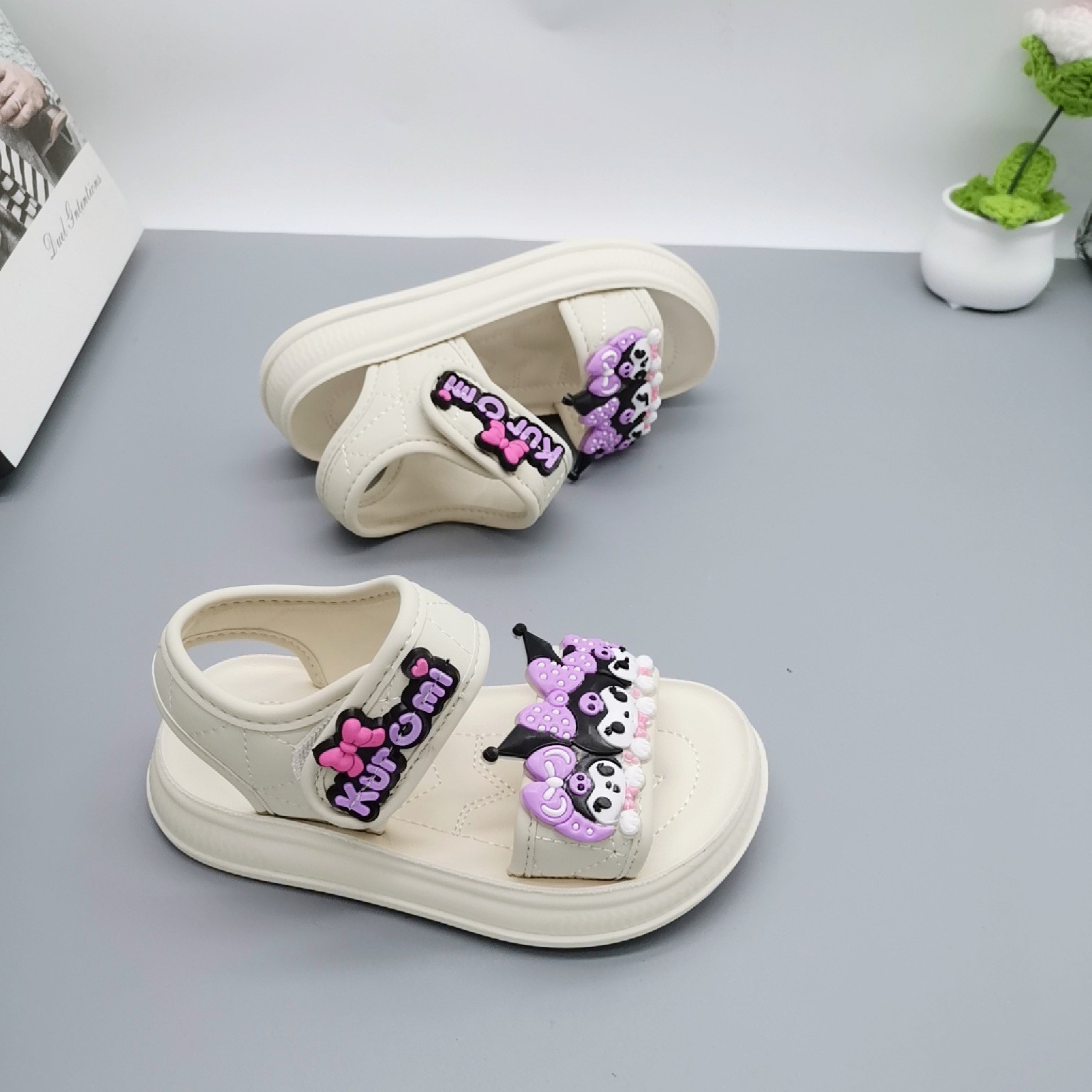 Sandalias de talla 26-31, zapatos de playa populares de verano para niñas, zapatos casuales transpirables, antideslizantes, con suelas lindas y suaves