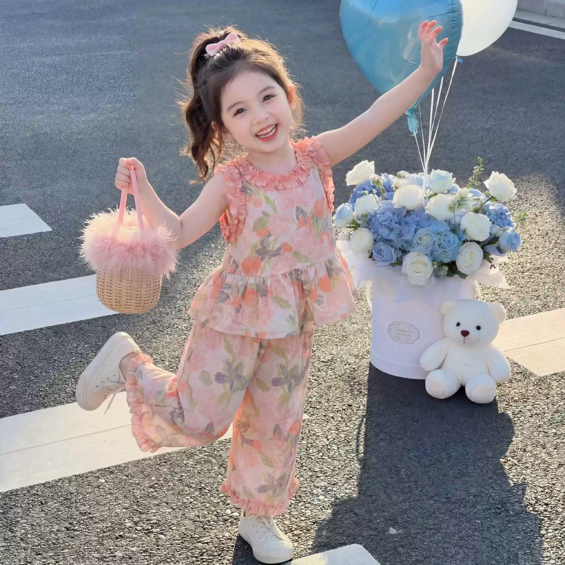 Летний комплект для девочек 2025 года: легкий цветочный топ и широкие брюки, модный детский летний наряд для малышек.