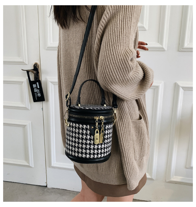 Plaid Cylindrical Small Bag Autumn And Winter Simple Temperament Simple One-shoulder Messenger Bucket Bag display picture 1