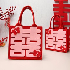 赤い本はフェルトの喜字バッグを持って結婚します。