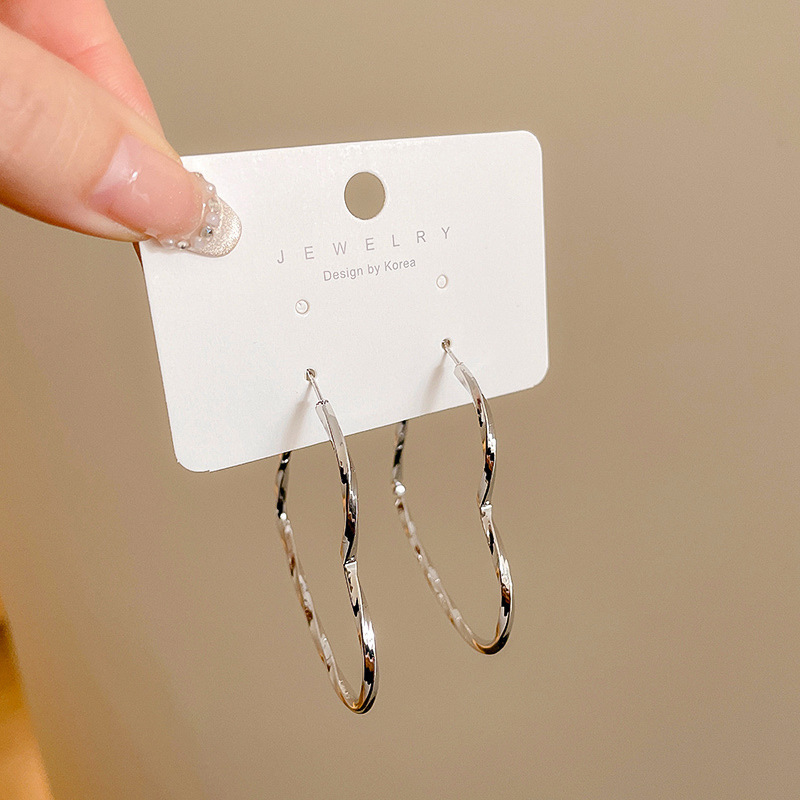 Luz de lujo de alto nivel nicho de diseño femenino sensación de aretes de bordilla temperamento perla asimetría joyería perla al por mayor