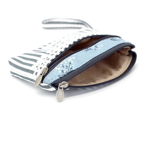 The shop assistant recommends the new dandelion double handle fabric coin purse, a fashionable women's handbag, and a mini coin pouch for delivery.