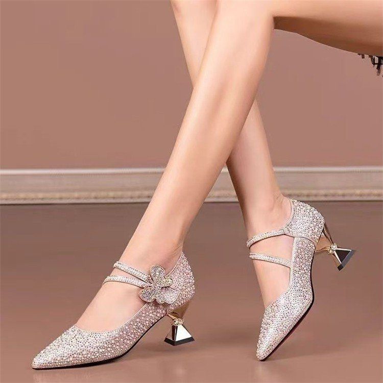 2026 primavera nuevo temperamento mujer zapatos de tacones bajos arco tacones de moda antideslizante zapatos de tacones altos