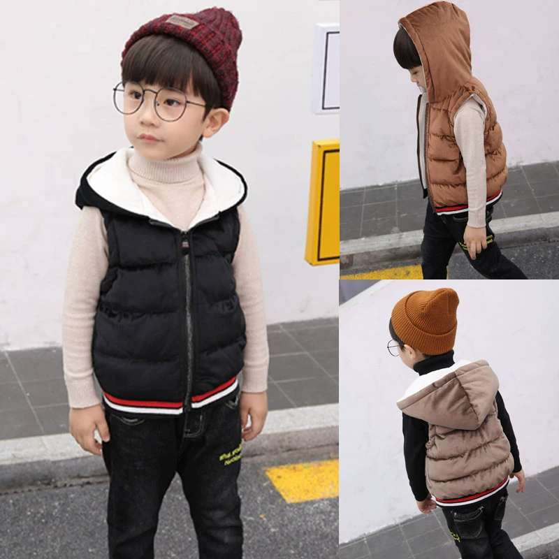 Дропшиппинг готовых детских жилетов из золотистого вельвета на осень и зиму, с капюшоном, коротких, на флисовой подкладке, с возможностью обработки и индивидуального пошива.