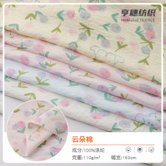 春と秋の薄い通気性のある雲綿の布地の片面のプリントの家庭服の赤ちゃんのよだれかけのワンピースの布地の卸売り