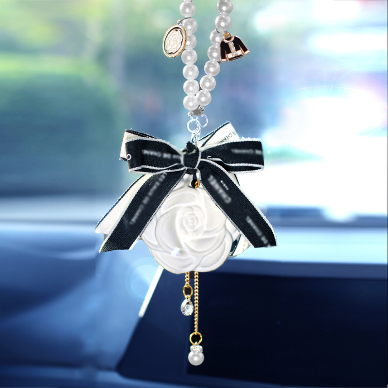Camellia colgante de automóvil perfumado para automóvil espejo retrovisor colgante tira magnética goteo perfume decoración interior del automóvil