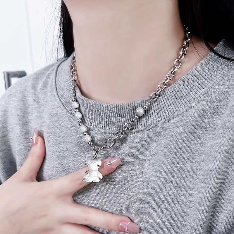 Trendy high-grade jelly bear necklace female titanium steel sweater chain hot girl sweet cool niche all-match jewelry clavicle chain