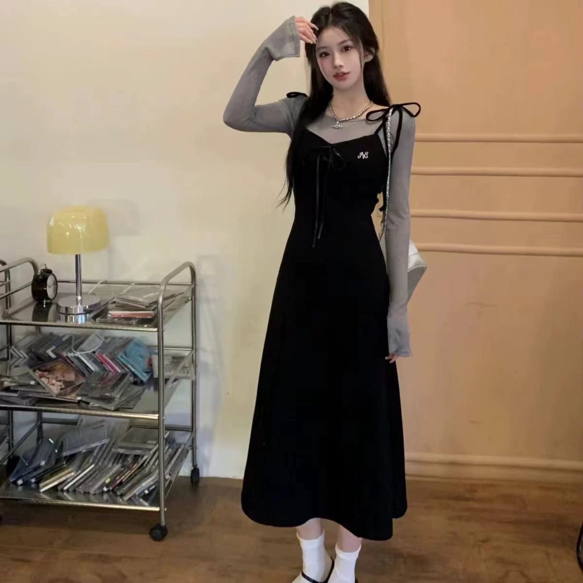 헵번 스타일 블랙 슬링 원피스 어린이 이른 봄 2025 작은 남자를위한 새로운 스타일 세트 원피스
