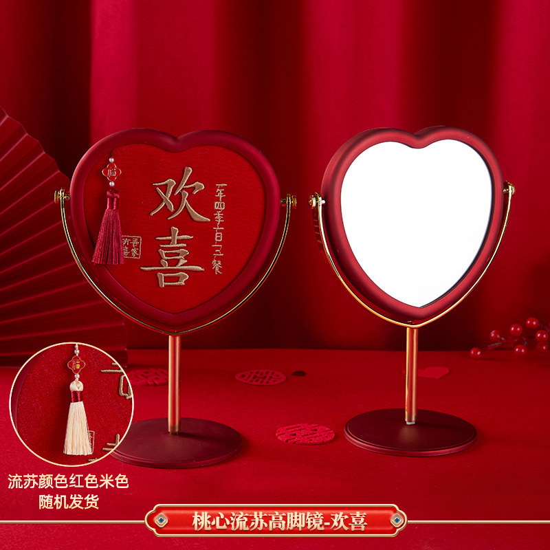 赤い結婚祝いの女性が結婚します。|undefined
