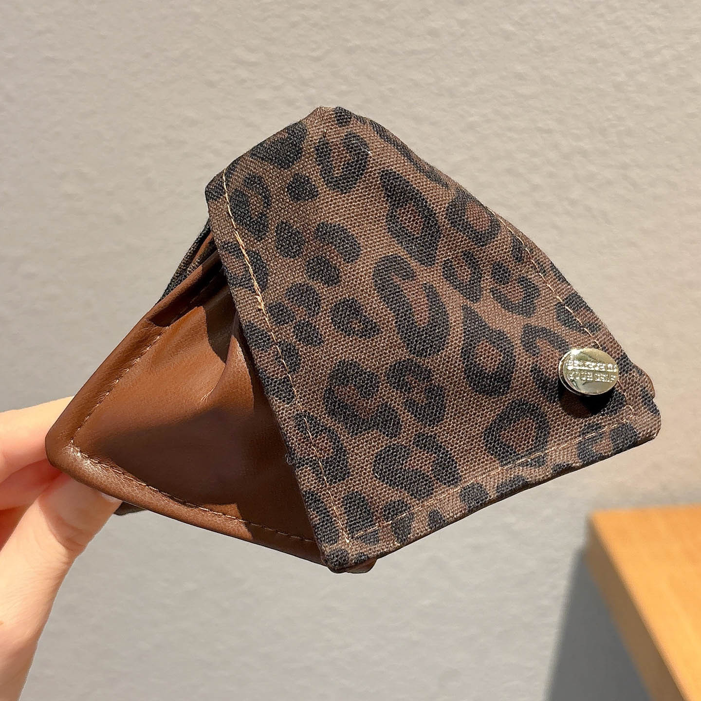 Elegante retrógrado leopardo triángulo clip de agarre mujer 2025 nuevo clip de cabello de cabeza de tiburón clip de cabello adornamiento para el cabello