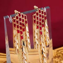 925銀の針の金色の長いフリンジのピアスの小さい大衆の軽い豪華な気質のファッションはやせています。