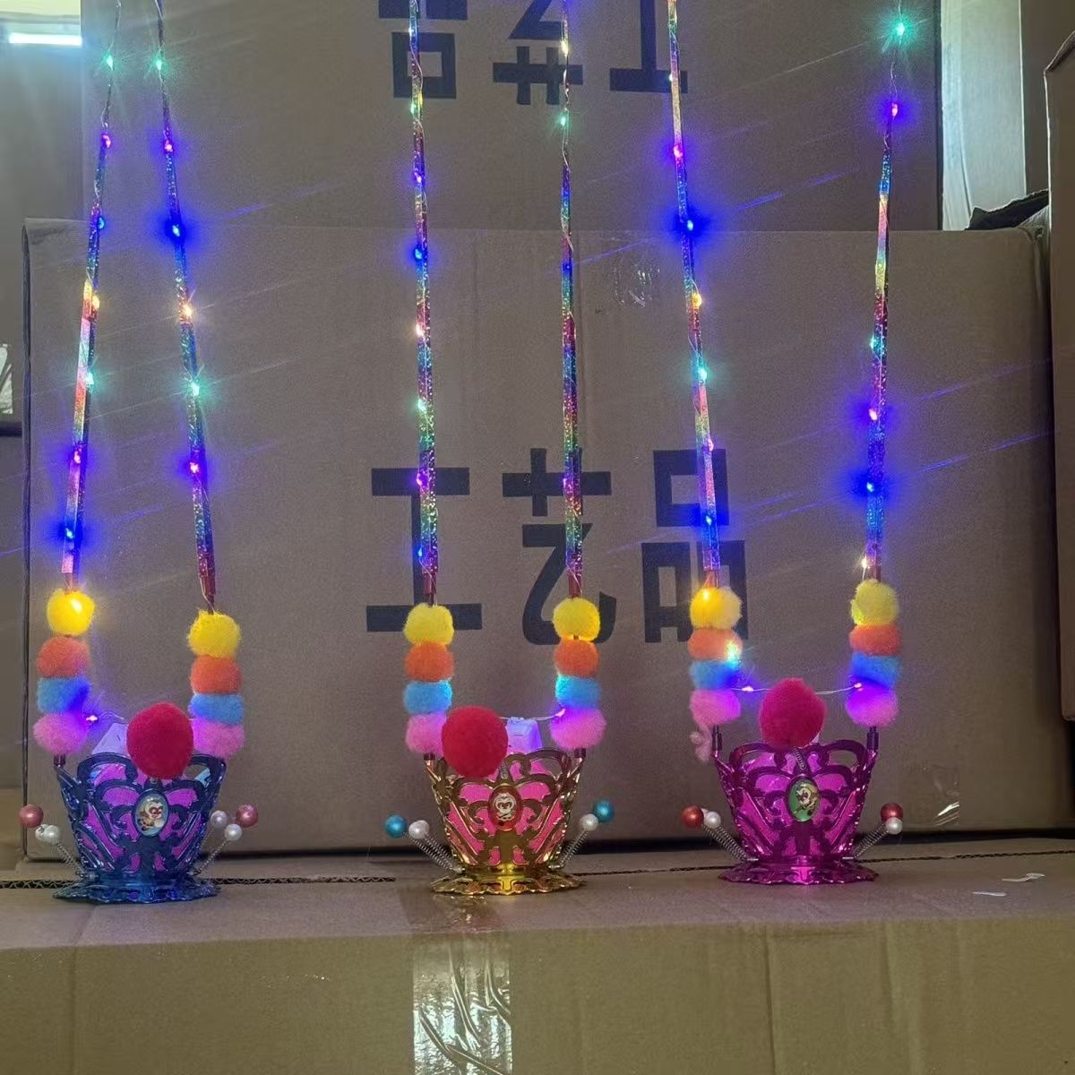 긴 수염 빛나는 보라색 왕관 (램프가없는 램프 모자와 긴 수염