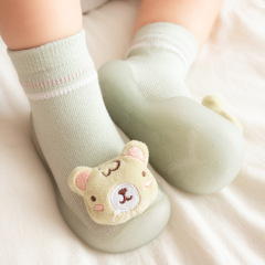 赤ちゃんの柔らかい底の滑り止めの靴の子供の床の靴の赤ちゃんの靴下の靴の柔らかい底の滑り止めの春秋高筒の1歳の男女