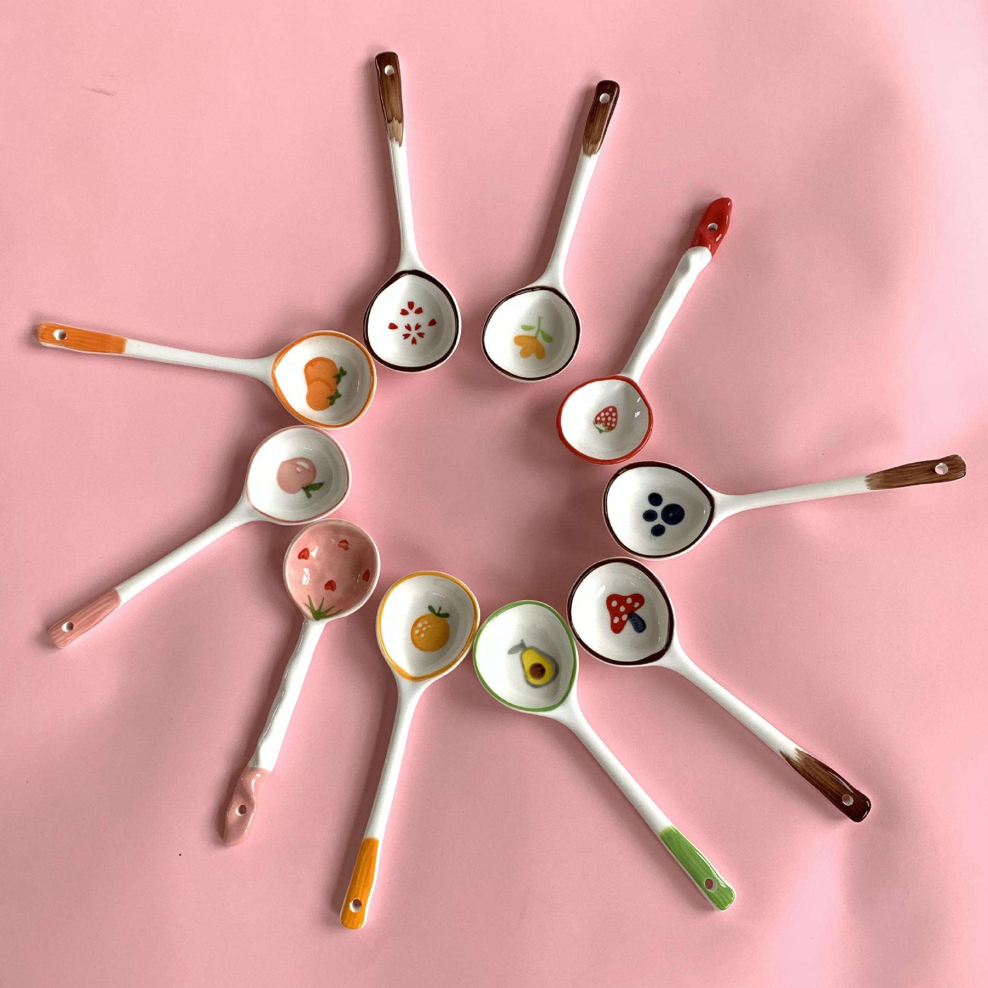 Cucharas de cerámica al por mayor para necesidades diarias, cucharas de cerámica con dibujos animados, cucharas de porcelana para puestos callejeros, mercados nocturnos y tiendas de dólar.
