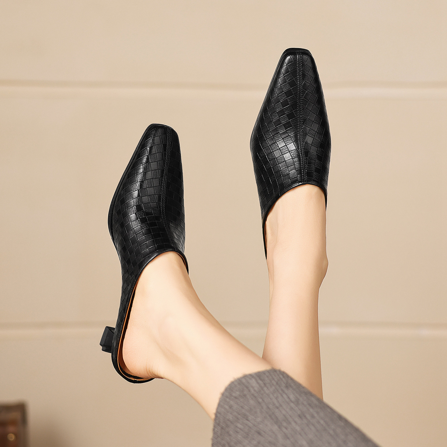 Sandal nữ bít mũi gót thô 5 cm, da bò đơn giản mùa xuân hè — đen