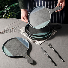 Melamine black round pizza plate, commercial-grade, melamine-inspired, thickened design with handle—perfect for serving grilled meats, steaks, and Western-style dishes.