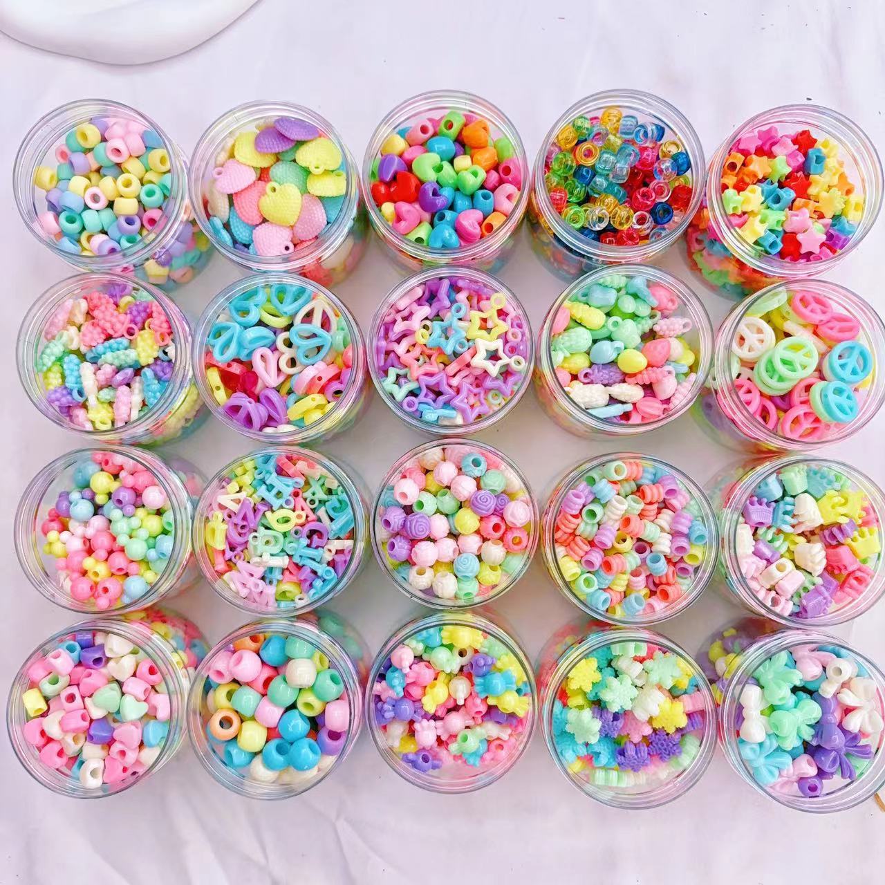 Caja de color primavera rosa caramelo corona letra acrílico agujero grande cuentas sueltas bricolaje hecho a mano collar joyería