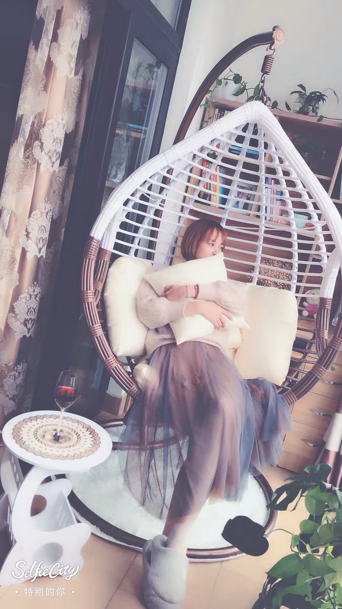 큰 팔걸이 커피와 쿠션 + 카펫이있는 흰색 두꺼운 지원