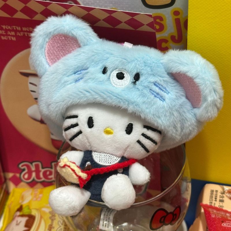 愛のハローキティのぬいぐるみのキーホルダーのペンダントはプレゼントのカバンを飾っています。|undefined