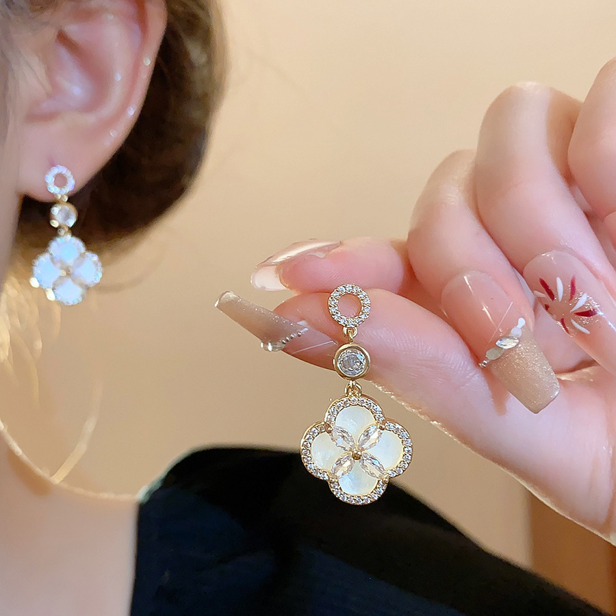 Pendientes de perlas de flor de circón de aguja de plata, pendientes de lujo de alta gama de lujo ligero exquisito, pendientes de todo fósforo blanco de moda de nicho al por mayor
