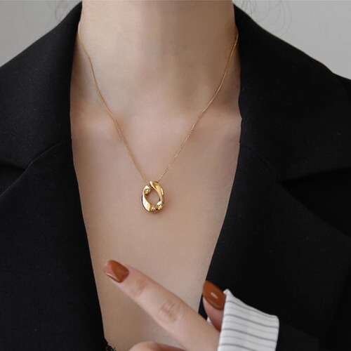 Minimalist Elliptical Teardrop Necklace for Women, Unconventional Round Hoop Pendant Lockchain with Retro Design