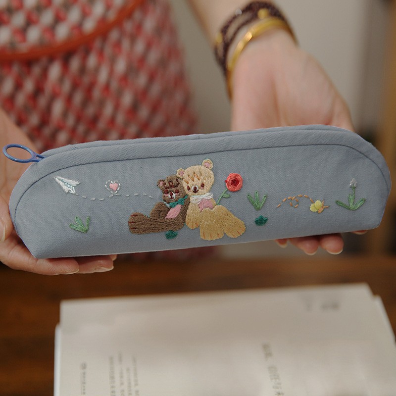 Bolso de lápices de flores tridimensional simple Lu bordado pequeño bolso de papelería fresca bolso de material de bricolaje bordado a mano bolso de lápices para niños