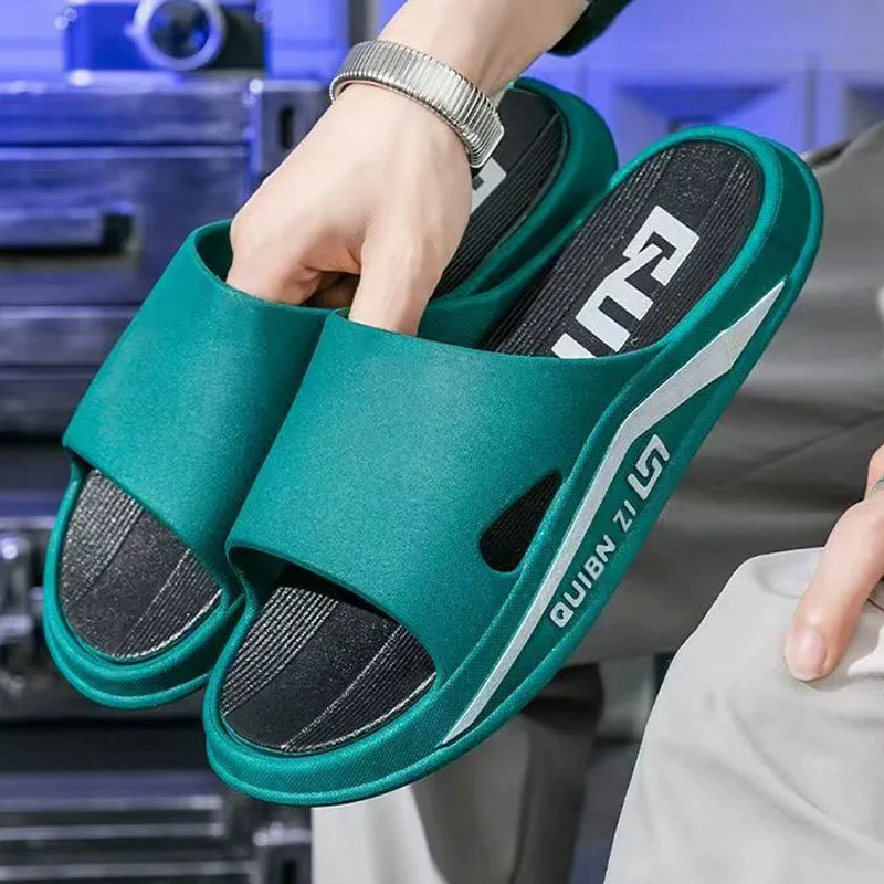 Летние тапочки для мужчин, носящих вонючие и нескользящие модные двухцветные дикие дома износостойкая ванная комната душ холодные тапочки