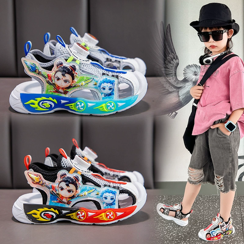 Закрытые сандалии для мальчиков Nezha на мягкой подошве, детская пляжная обувь, новая летняя повседневная обувь, модные нескользящие спортивные сандалии.