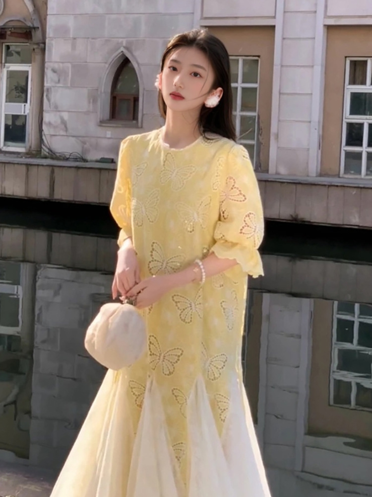Đầm maxi nữ thêu bướm phong cách Trung Hoa mới, viền ren phối eo — Vàng chanh