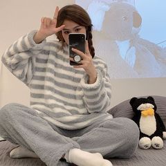 サンゴのパジャマの女性の秋冬の新型のベルベットはフランネルの保温を厚くします。