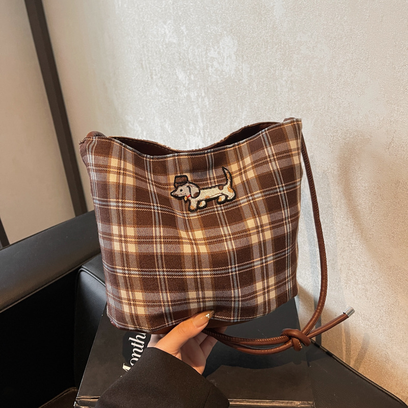 Otoño y invierno bolsos de mujer 2024 nuevo estilo retro cuadrado de moda ocio de gran capacidad de transporte de hombro bolso de cubo de moda