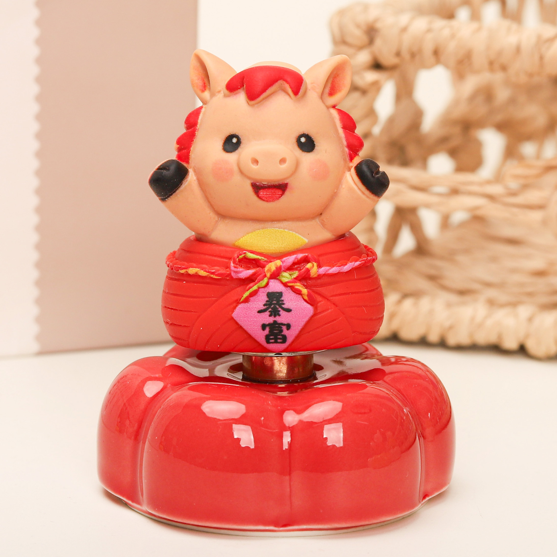 Internet Celebrity Dreamer Capybara Lulu Rotating Car and Desktop Ornament, Gift for Stalls and Giveaways, Wholesale