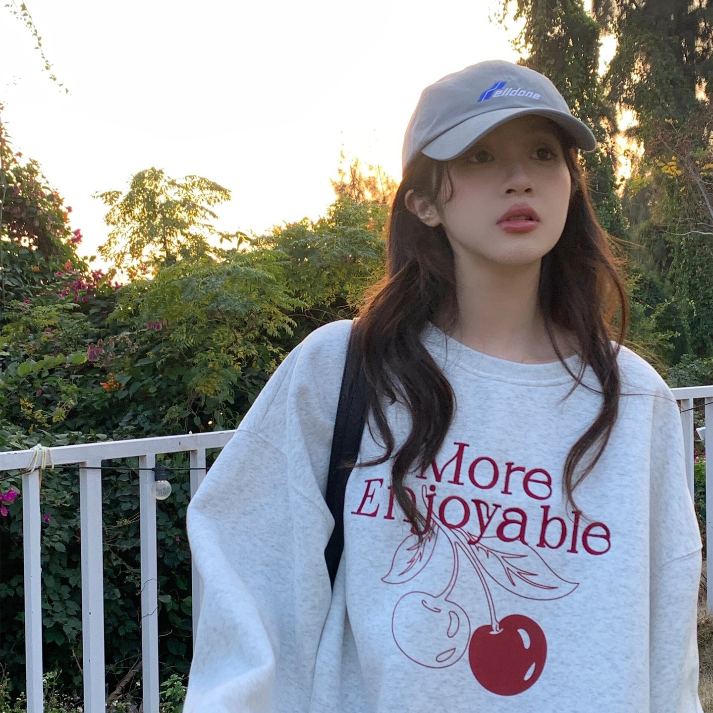 韓国の東大門の新型丸首の衛衣の女性の小衆のかわいいゆったりしているベルベットのさくらんぼのプリントの丸首の長袖の上着