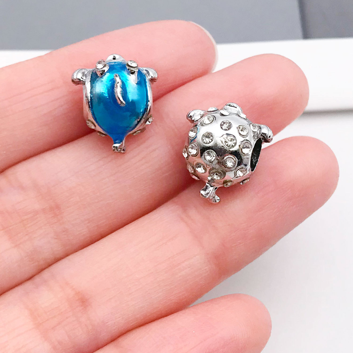 19826-YC-蓝色锌合金点砖河豚大孔珠14x12孔5mm