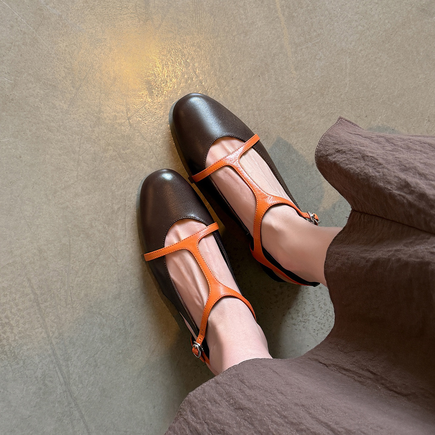 Sandal nữ quai chữ T bít mũi đế bệt da bò phối màu phong cách Hàn — màu nâu