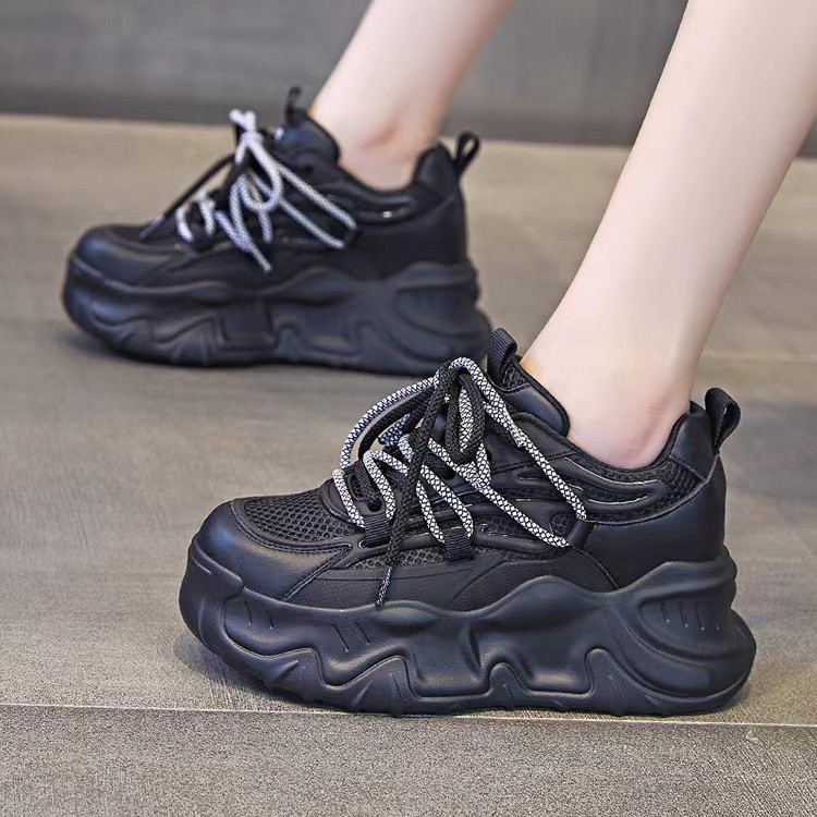 Zapatos respirables de red para mujeres 2025 verano nuevo suela gruesa ultra delgada de altura universal zapatos deportivos casuales para mujeres