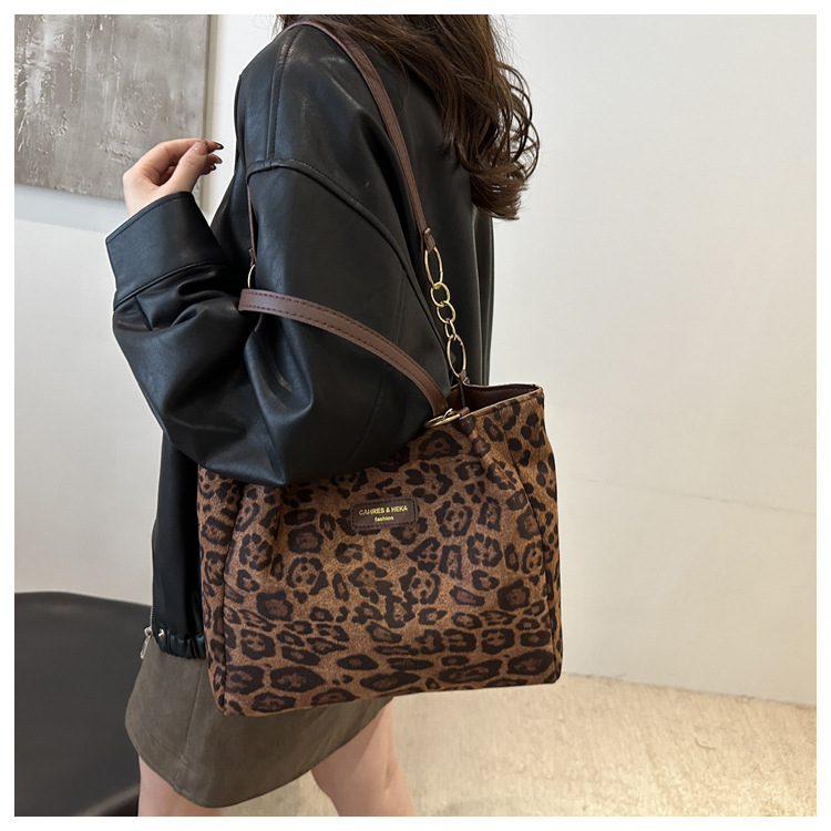 A new velvet leopard print single-shoulder bag and hand-held tote bag for women's casual commuting in autumn and winter 2024 undefined