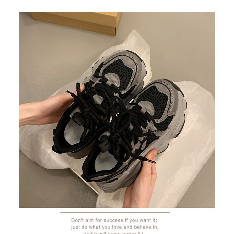 Zapatos de deporte transpirables de malla para mujeres 2024 nuevos zapatos plateados delgados zapatos para mujeres zapatos de carrera casuales para mujeres